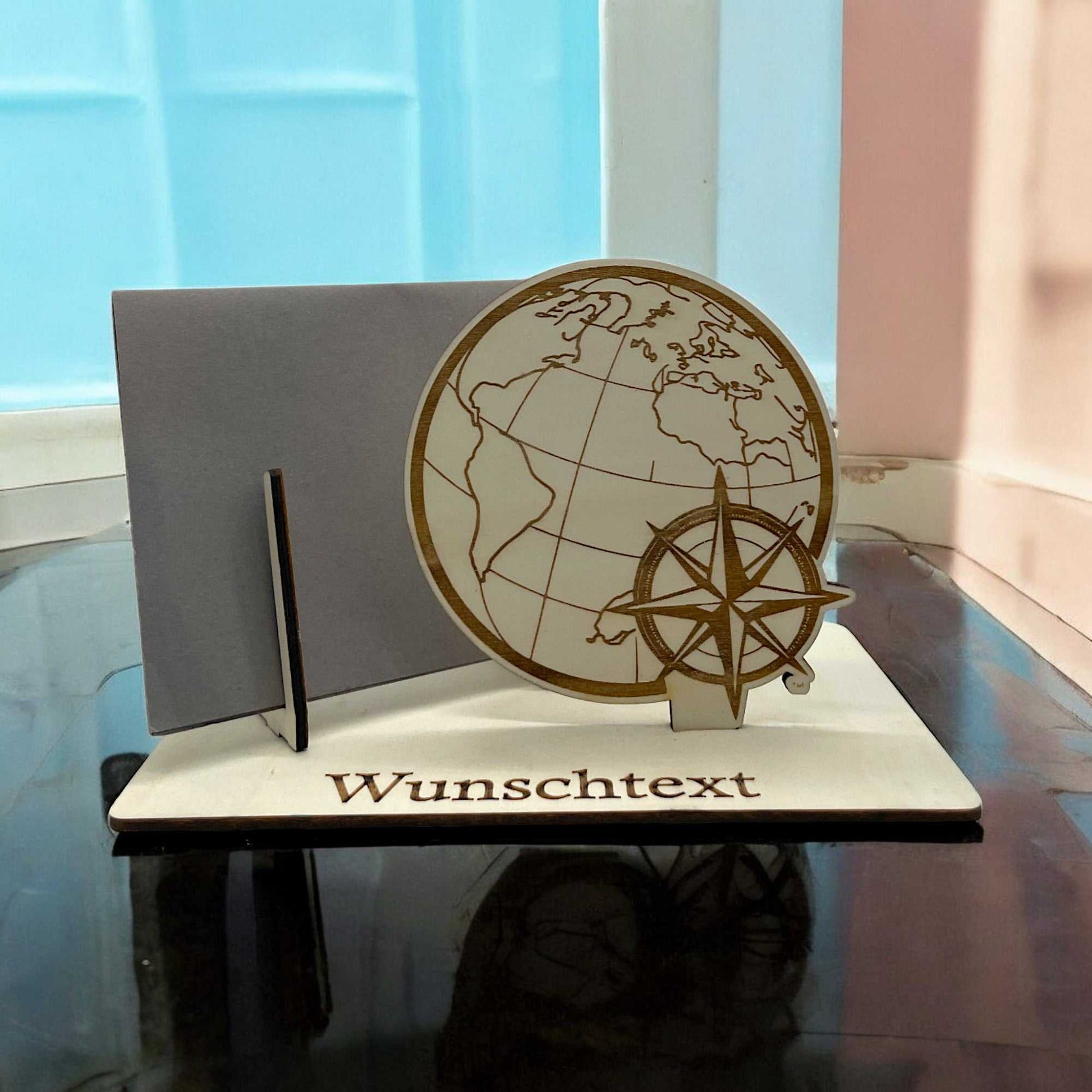 Gutschein verpacken – Motiv Weltkugel mit Windrose auf Holzplatte