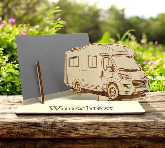 Gutschein verpacken mit graviertem Wohnmobil auf Holzplatte und Wunschtext