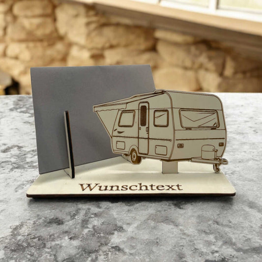 Gutschein verpacken für Campingurlaub – Holzhalter mit Wohnwagen und Markise