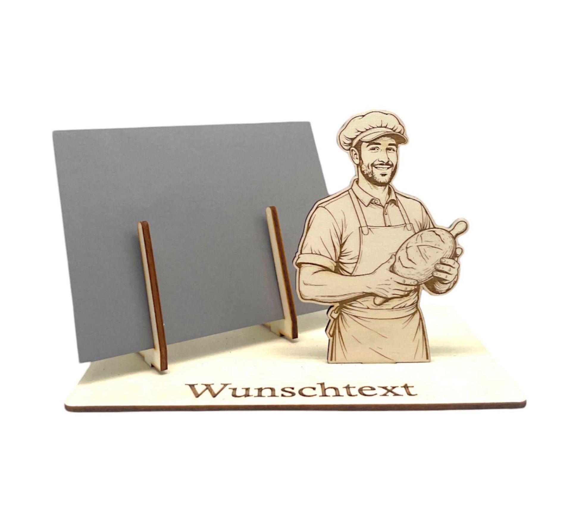 Gutschein verpacken mit graviertem Bäcker und Brot auf Holzplatte