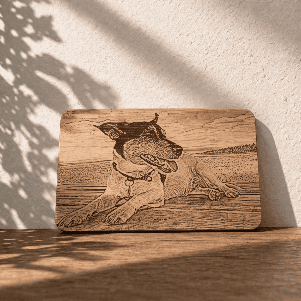 holzbrett personalisiert mit fotogravur eigenes motiv wird dauerhaft in holz eingraviert