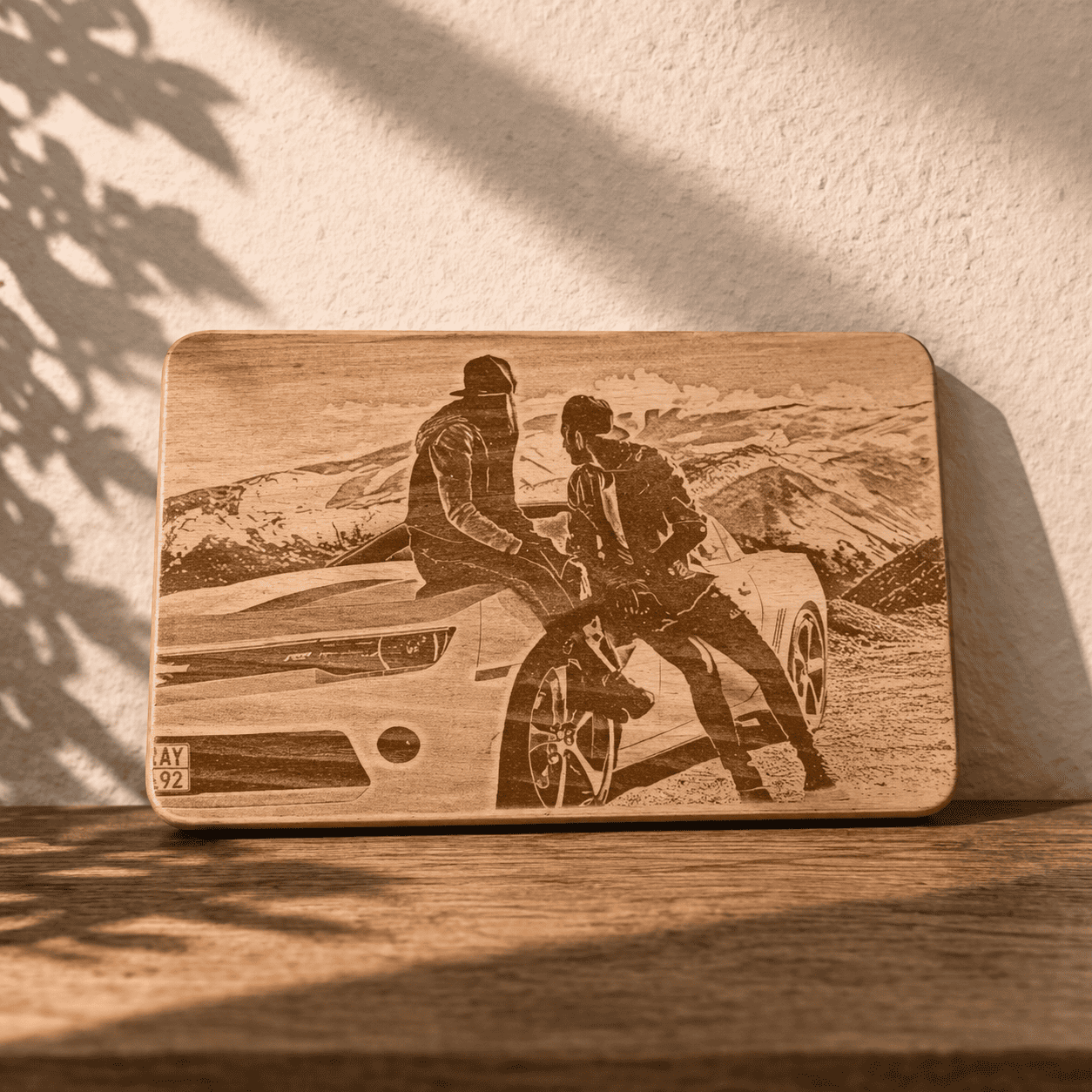 personalisiertes holzbrett gravur mit foto natürliche holzoptik und individuelle fertigung