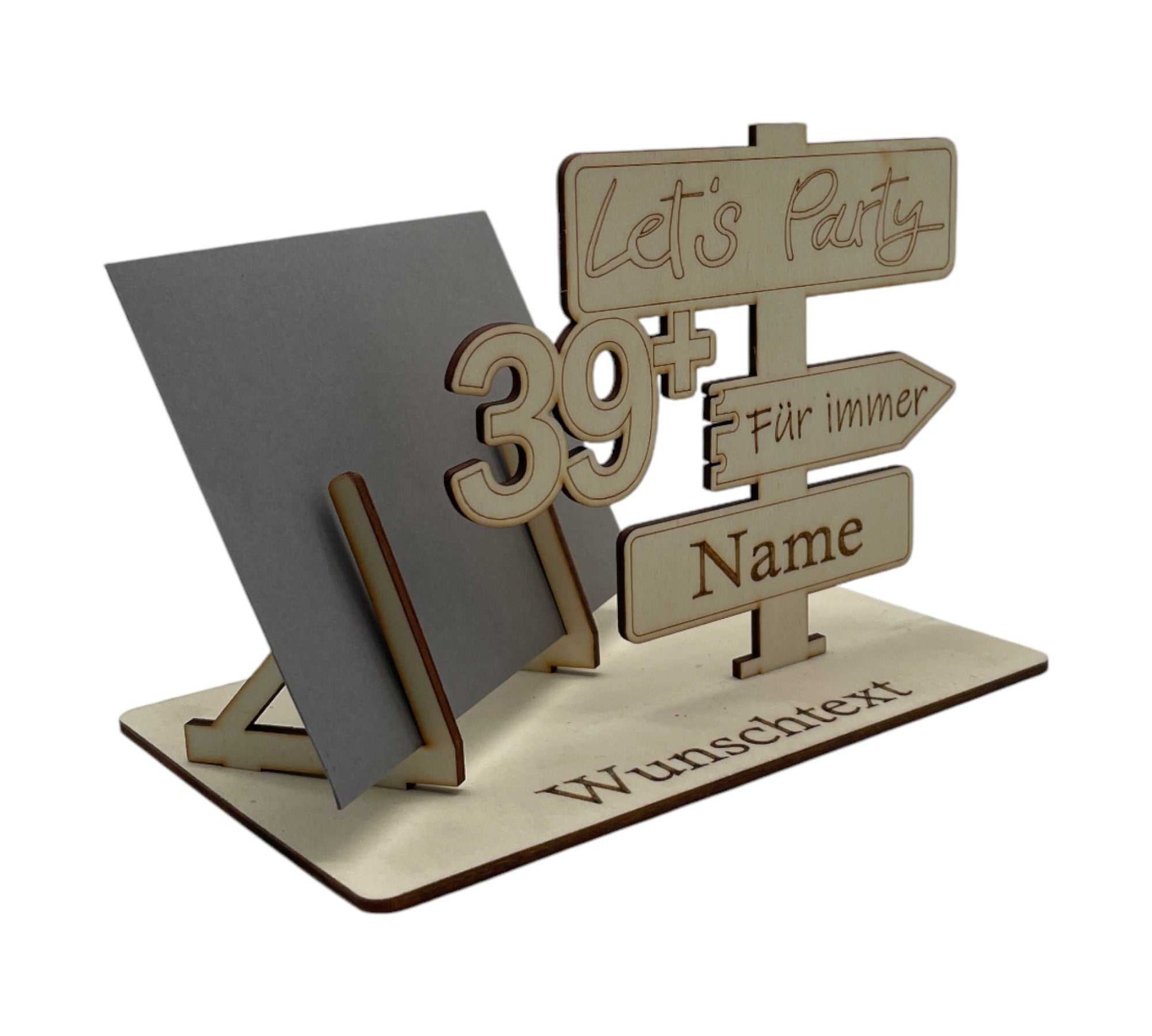 Individuelle Geschenkverpackung für den 40 Geburtstag – personalisierte Gravur mit Wegweiser und witzigem „Für immer 39+“-Schild.