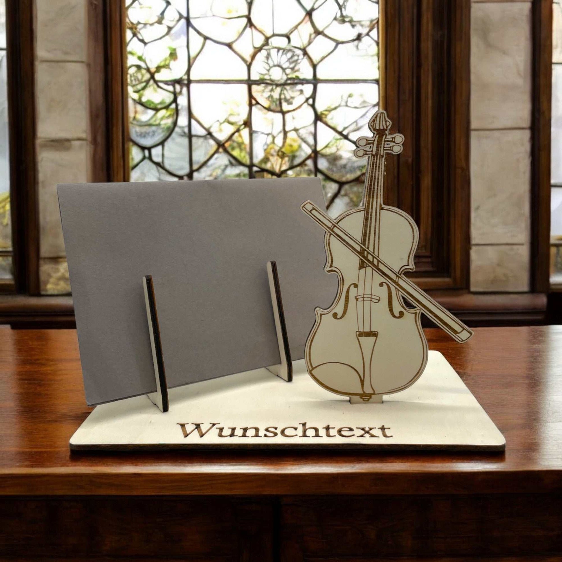 Geldgeschenk verpacken für Musikfans – Geigenmotiv auf Steckplatte mit Gravur