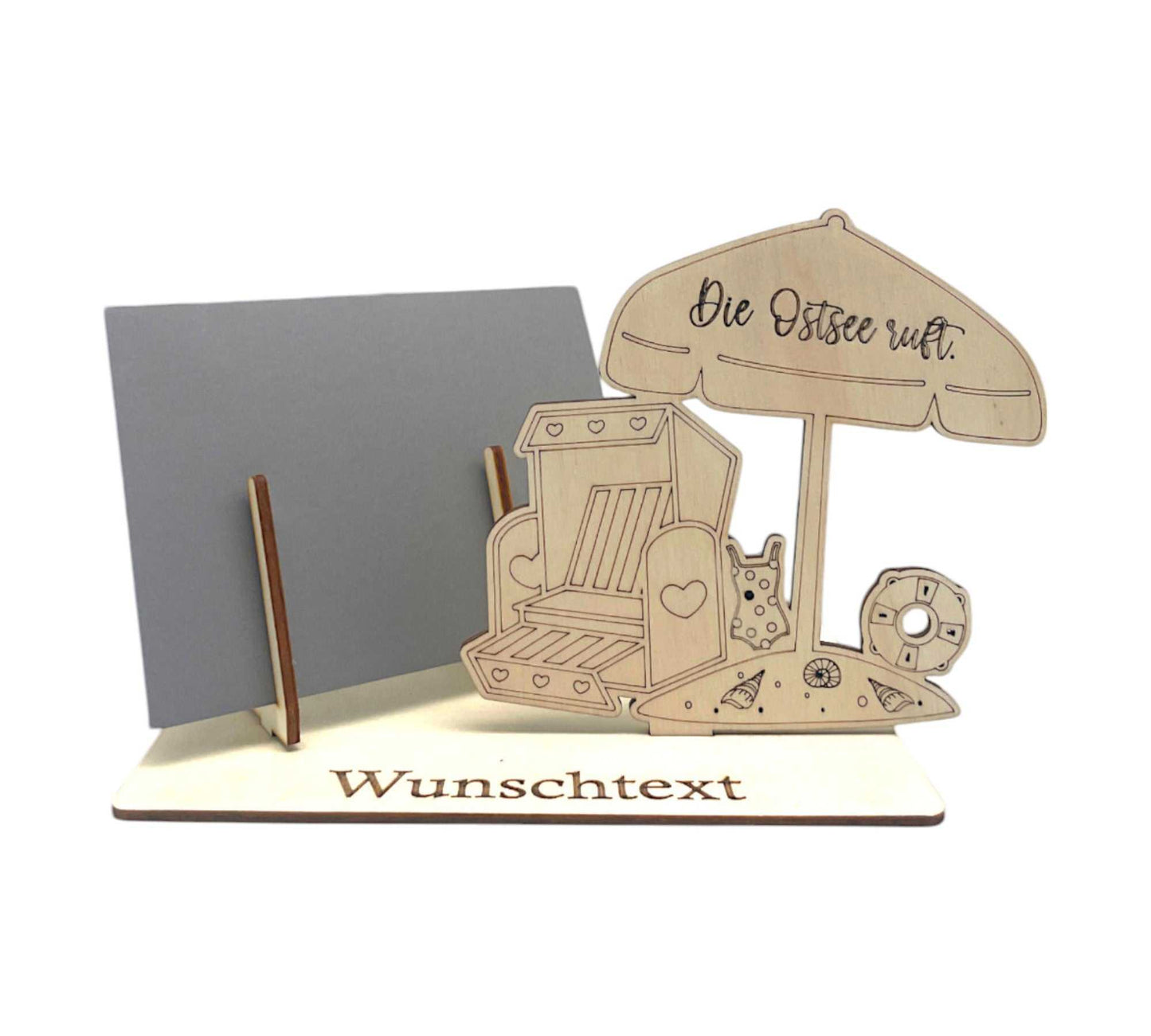 Personalisierte Gutscheinverpackung mit Ostsee-Motiv – liebevoll gestaltetes Design mit Strandkorb, Schirm und Sandspielzeug.