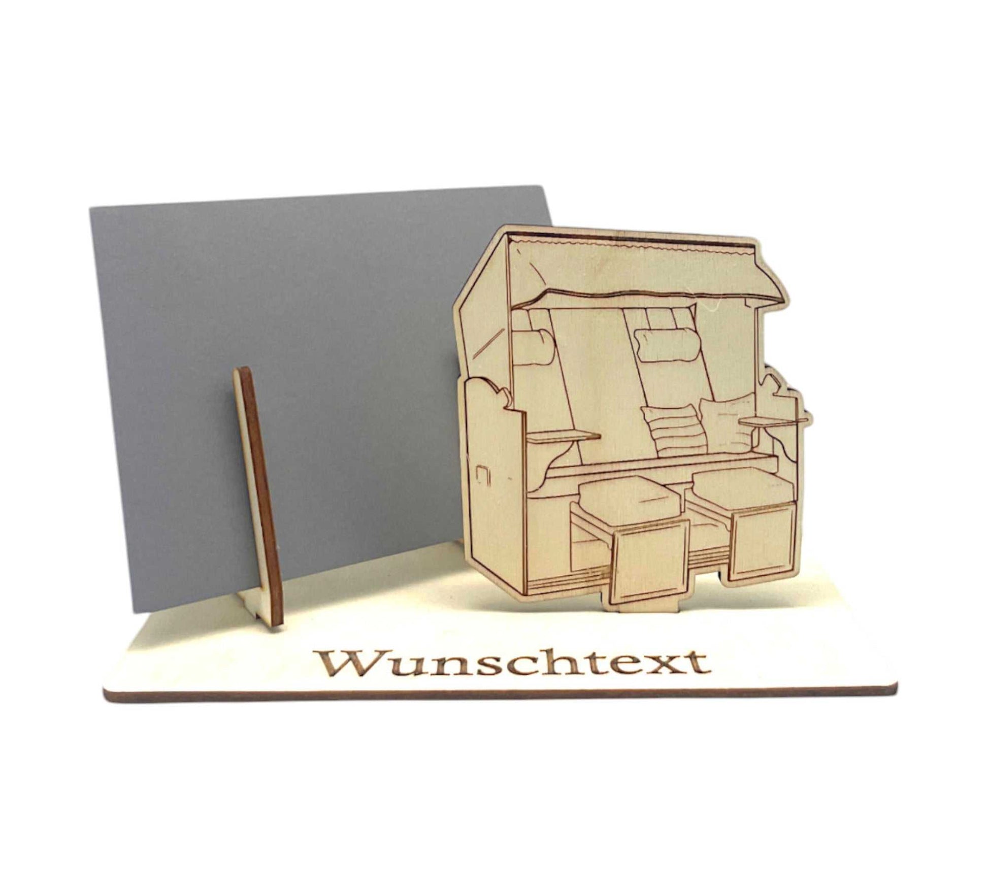 Gutschein verpacken mit graviertem Strandkorb für zwei auf Holzplatte